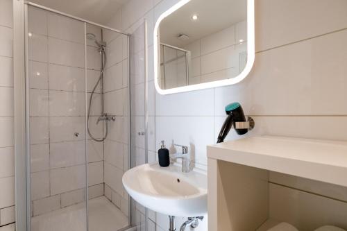 Shower, janu-homes - 2 Zimmer Apartment - 5 Betten, Schlossblick vom Romer in Runkel