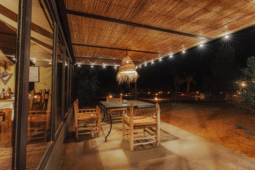 Ресторан, Tassili Luxury Desert Camp in Мерзуга