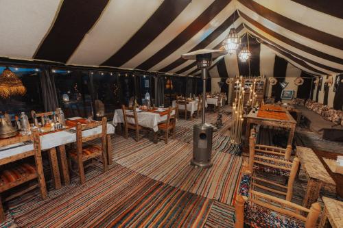 Ресторан, Tassili Luxury Desert Camp in Мерзуга