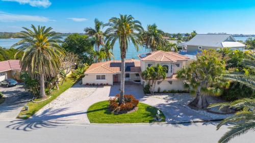4bd 2ba Waterfront House with Pool, Hot Tub & Boat!, St Pete Beach