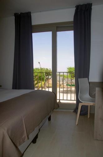 شرفة/ تراس, Hotel Des Amandiers in كاين