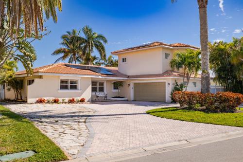 4bd 2ba Waterfront House with Pool, Hot Tub & Boat! in เรดดิงตัน ชอร์ส (FL)