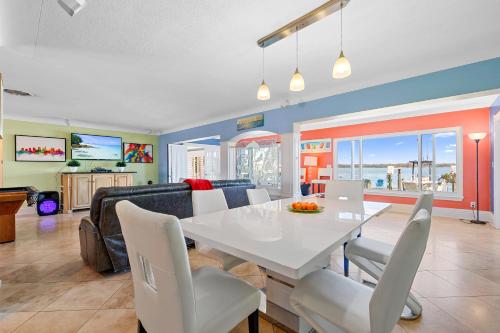 4bd 2ba Waterfront House with Pool, Hot Tub & Boat! in เรดดิงตัน ชอร์ส (FL)