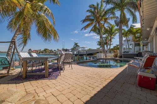 4bd 2ba Waterfront House with Pool, Hot Tub & Boat! in เรดดิงตัน ชอร์ส (FL)