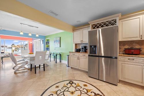 4bd 2ba Waterfront House with Pool, Hot Tub & Boat! in เรดดิงตัน ชอร์ส (FL)