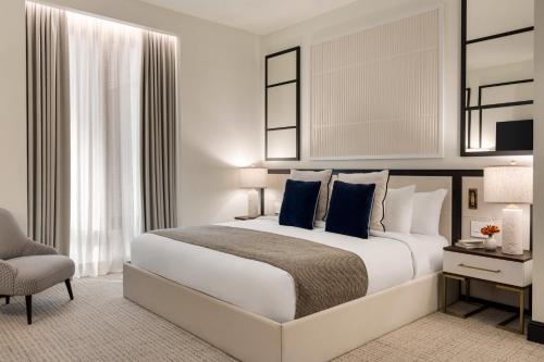 Deluxe King Room image 2