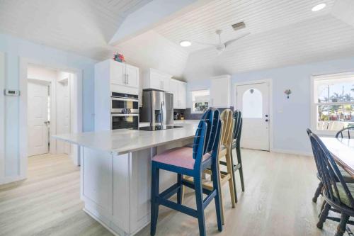 Thatch Hill - Renovated Beach House with Pool, Short Walk to the Rum Point Club, Driftwood Village (photo 9)