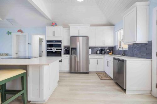 Thatch Hill - Renovated Beach House with Pool, Short Walk to the Rum Point Club, Driftwood Village (photo 10)