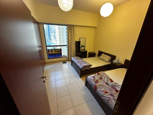 SPACIOUS Bedroom JBR WALK near TRAM & BEACH, Дубай (фото 6)