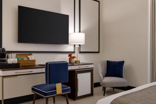 Deluxe Queen Room image 3