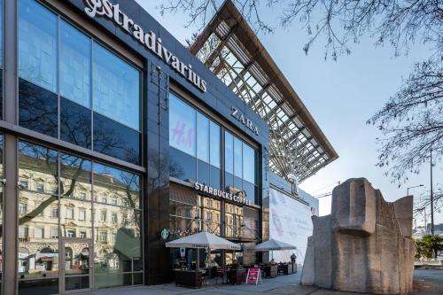 Central - Stylish New Studio - AC - image 3