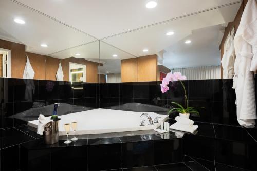 이그제큐티브 스위트 호텔 & 컨퍼런스 센터, 버나비 (Executive Suites Hotel & Conference Center, Burnaby) in 버너비 (BC)