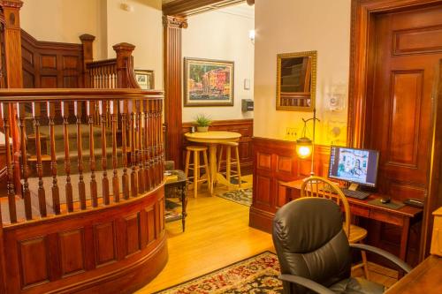Beacon Inn 1087 in Brookline, USA