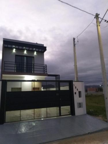 Casa perto da praia com piscina e churrasqueira