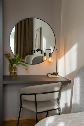 Deluxe One-Bedroom Apartment
