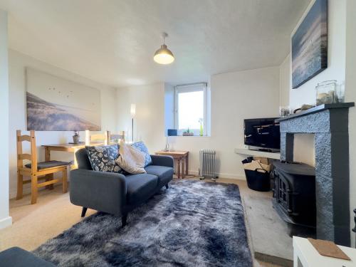 Drigg Cottage, Cosy Retreat with Log Burner & Garden