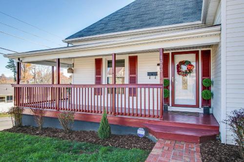 Létesítmények, State Street Retreat w Hot Tub, Firepit, Dogs OK in Bristol (TN)