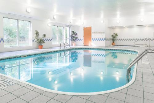 Fairfield Inn & Suites Canton - image 11
