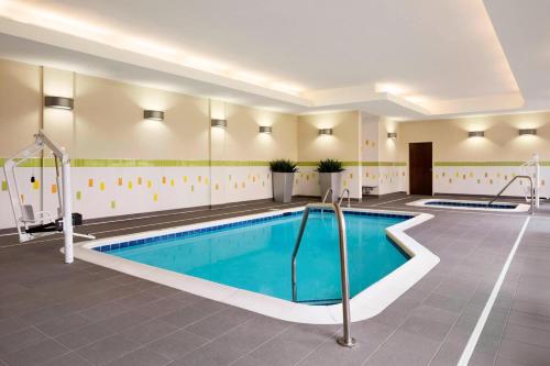 Fairfield Inn & Suites by Marriott Akron Fairlawn - image 3