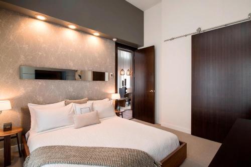 Courtyard by Marriott Calgary South Room Type - Executive Suite, 1 Bedroom