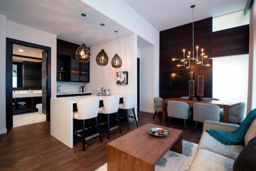Courtyard by Marriott Calgary South - image 2