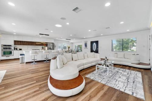 Luxury 4 bedroom villa in Newland