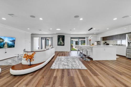 Luxury 4 bedroom villa in Newland