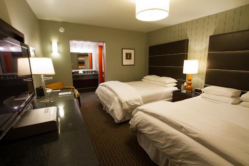 Deluxe Double Queen Room image 3