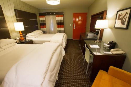 Deluxe Double Queen Room image 4