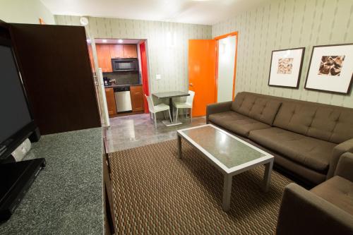 Dual Queen Suite image 2