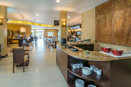 Food and beverages, Courtyard by Marriott San Jose Airport Alajuela in San Luis