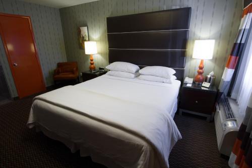 Deluxe King Room with Whirlpool image 2