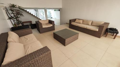 Casa espaciosa, 811 M2 con 5 dormitorios, 11 cocheras en semisótano