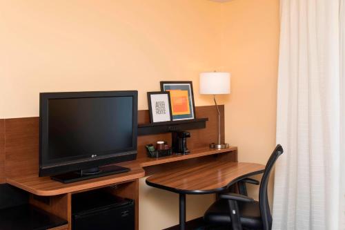 Fairfield Inn and Suites by Marriott Chicago St. Charles - image 9