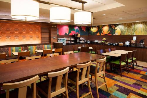 Fairfield Inn & Suites Chicago Midway Airport - image 2