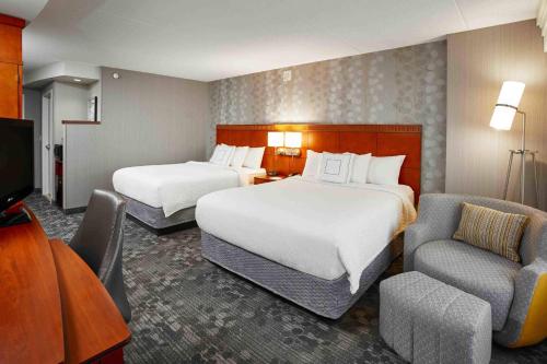 2 queen beds, 1 sofa bed