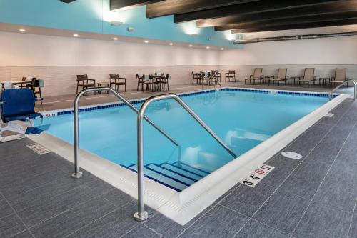 สระว่ายน้ำ, Courtyard by Marriott Sioux City Downtown/Convention Center in ใจกลางเมืองซู