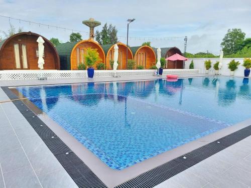 Basen, Ruby Cafe & Homestay in Can Gio