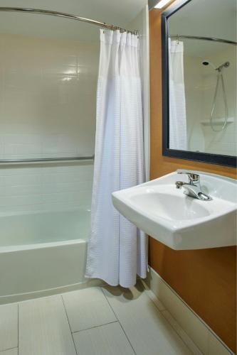 Fairfield Inn by Marriott Kalamazoo West - image 7