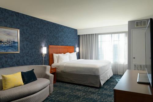 One-Bedroom King Suite with Sofa Bed room in Courtyard by Marriott San Diego Old Town