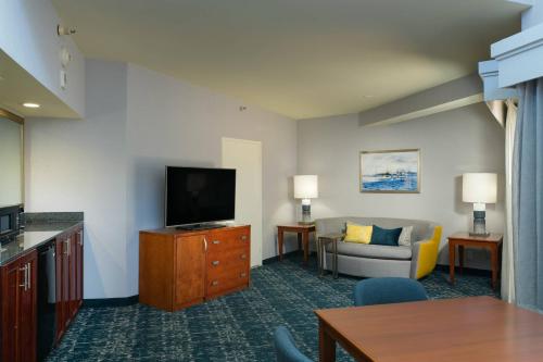 1 Bedroom 2 room Suite, 1 King, Sofa bed image 6