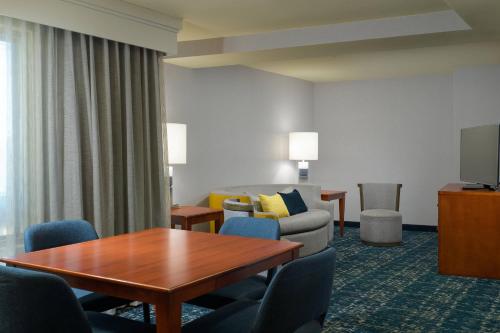 1 Bedroom 2 room Suite, 1 King, Sofa bed image 5