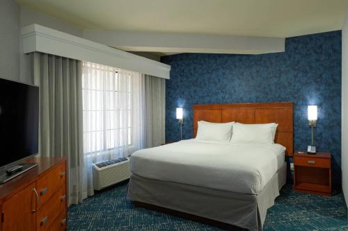 One-Bedroom King Suite with Sofa Bed image 4