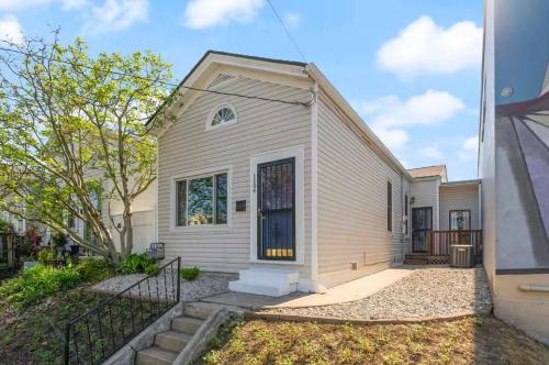 Stylish Retreat Walkable to Bars & Restaurants - image 3