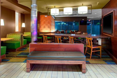 Fairfield Inn & Suites by Marriott Bakersfield North/Airport - image 7