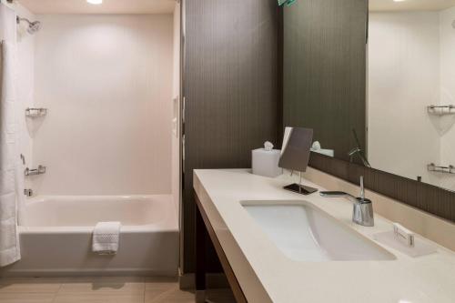 Courtyard by Marriott Tampa Northwest/Veterans Expressway - image 36