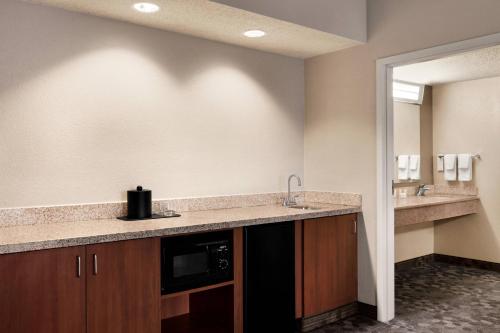 Courtyard by Marriott Tulsa Central - image 6