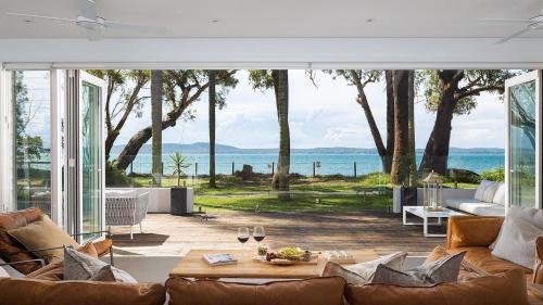 Azure Haven – A Waterfront Luxury Retreat for Families – khách sạn tại Corlette
