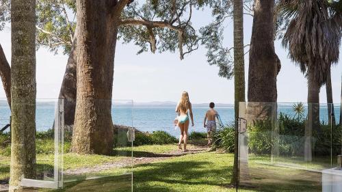 Azure Haven – A Waterfront Luxury Retreat for Families, Corlette (zdjęcie 3)