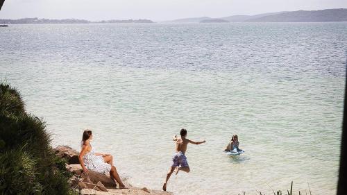 Azure Haven – A Waterfront Luxury Retreat for Families, Corlette (zdjęcie 4)